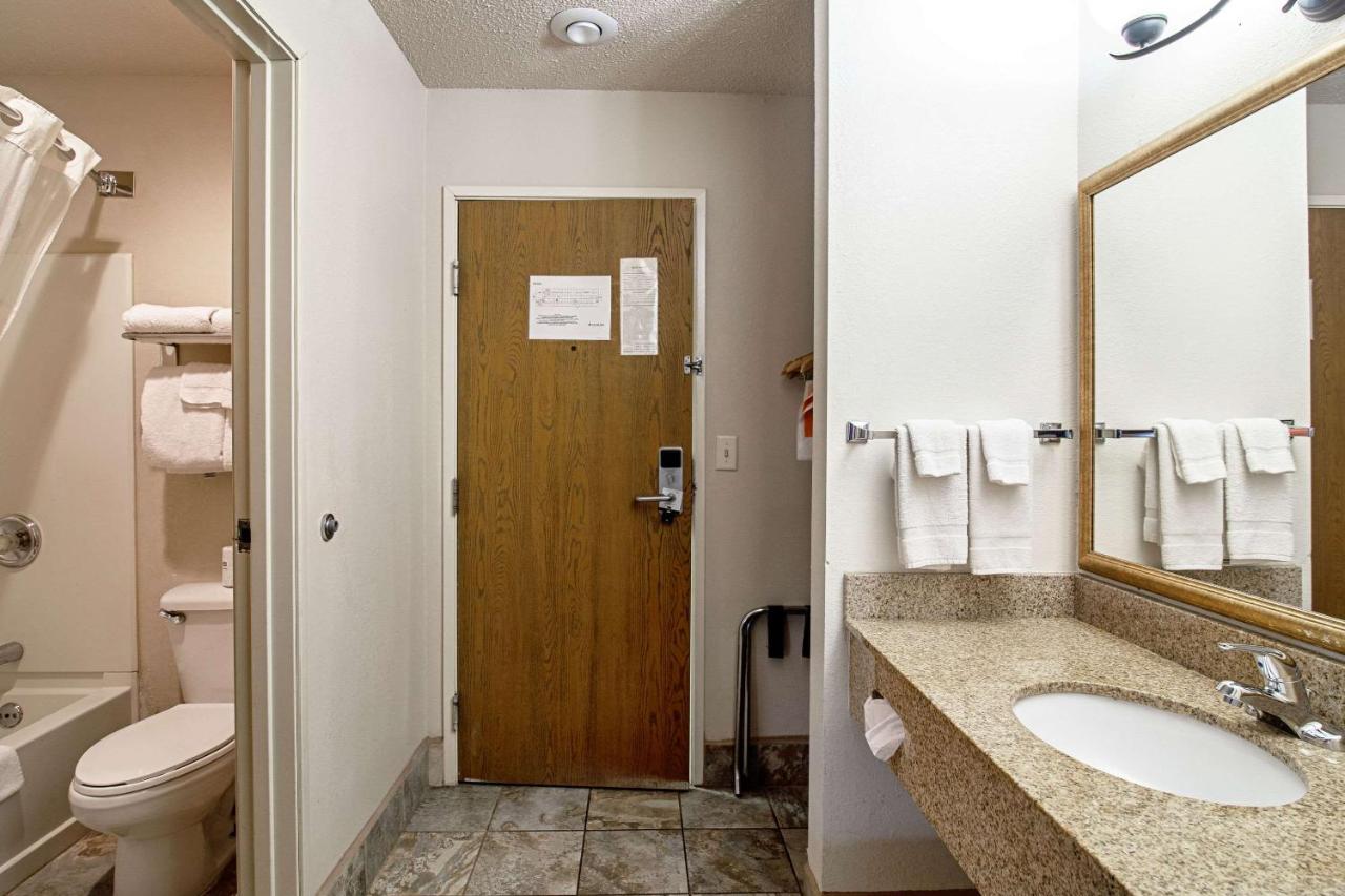 Queen Room with Two Queen Beds - Non-Smoking at Quality Inn Aberdeen