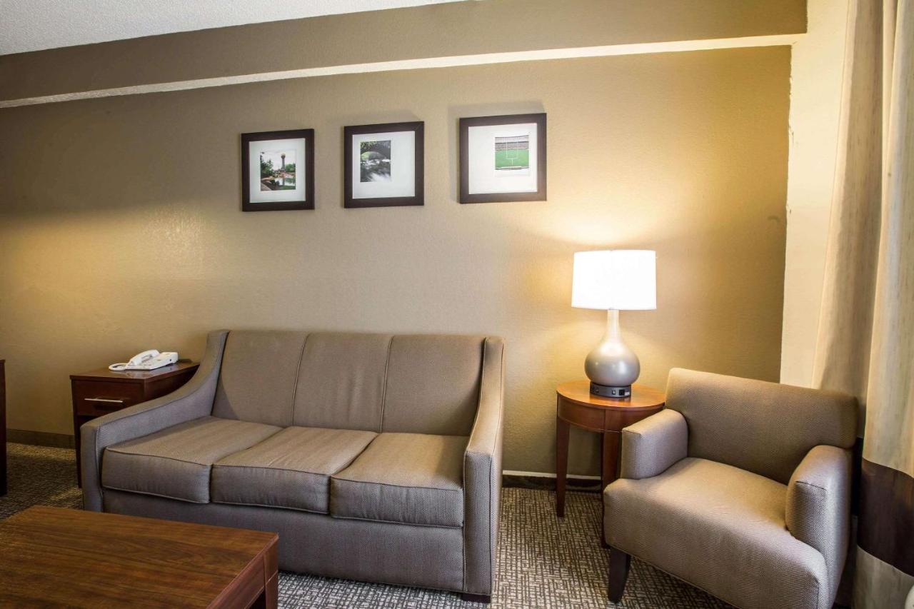 King Suite - Non-Smoking at Quality Suites Morristown West