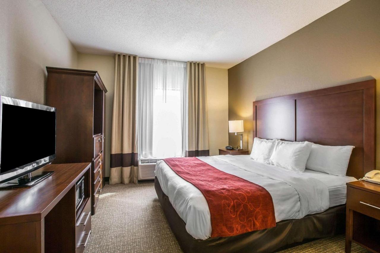 King Suite at Quality Suites Morristown West