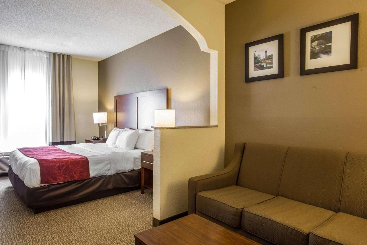 King Suite at Quality Suites Morristown West