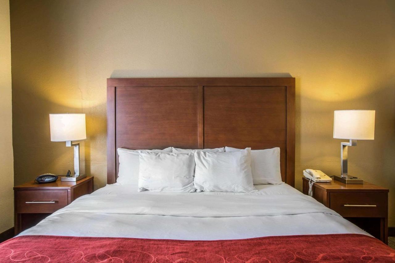King Suite at Quality Suites Morristown West