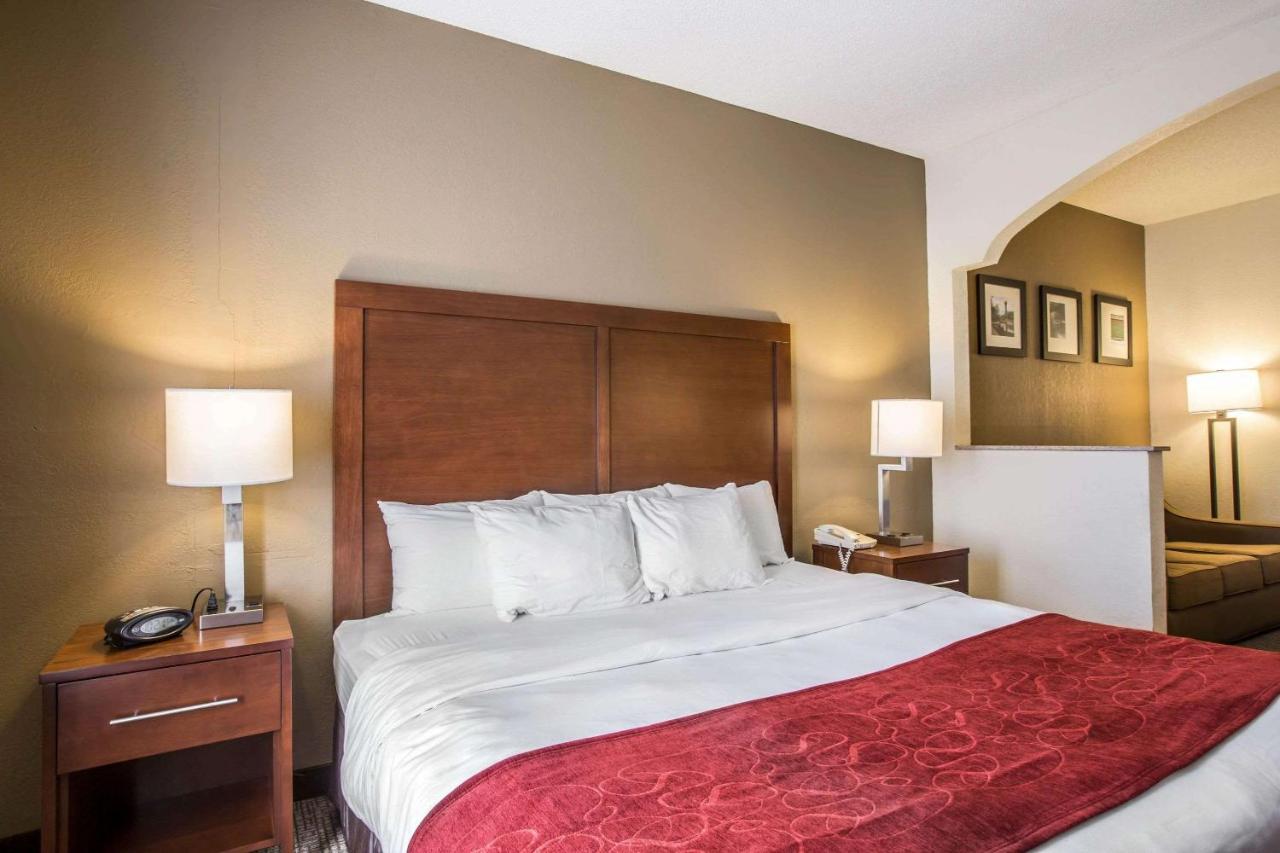 King Suite at Quality Suites Morristown West