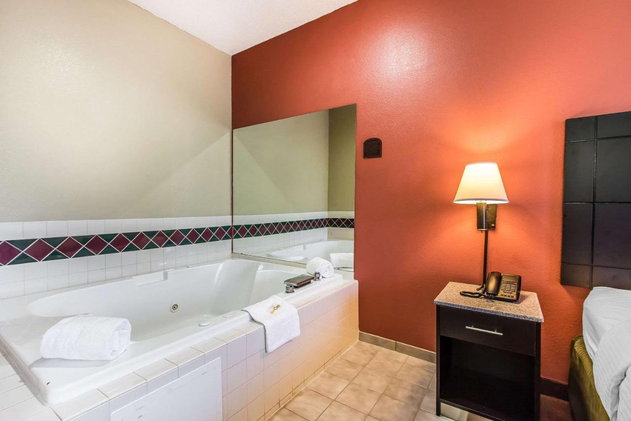 | Quality Inn & Suites La Vergne