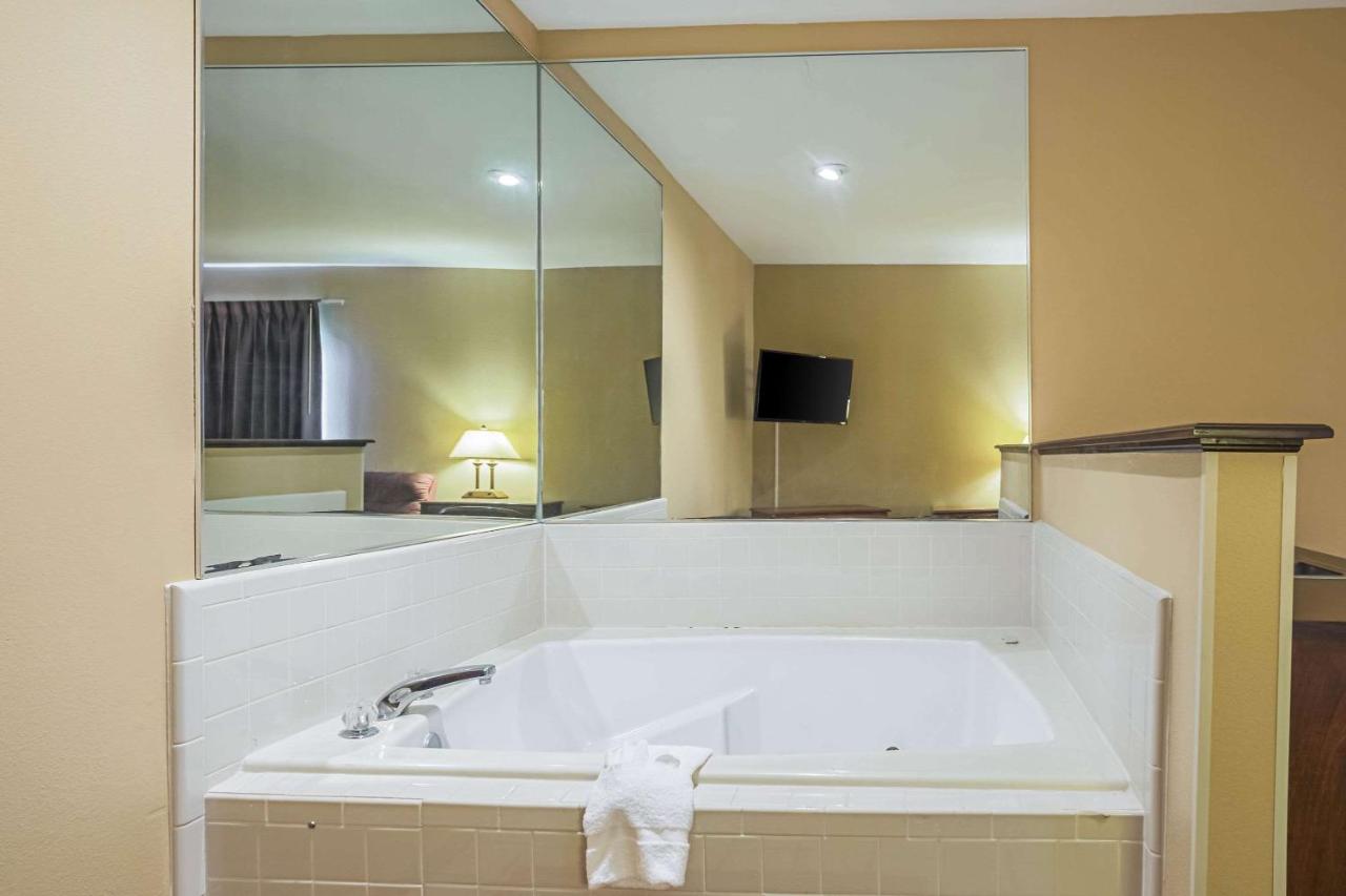 | Econo Lodge Inn & Suites Ripley