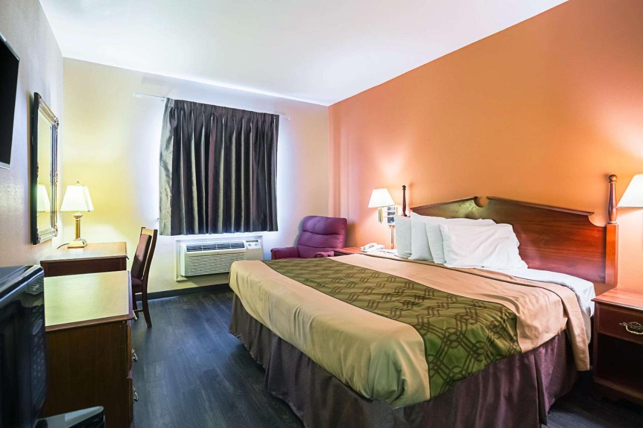 | Econo Lodge Inn & Suites Ripley