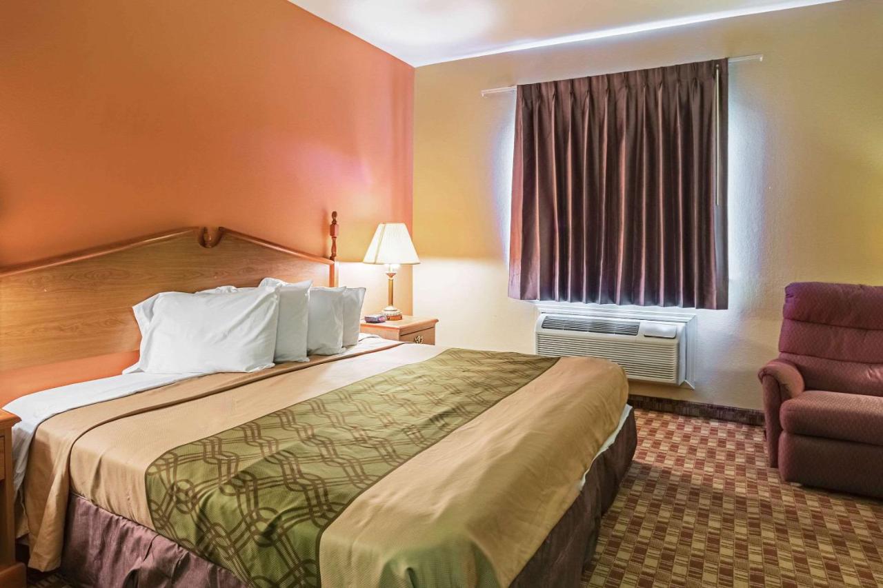 | Econo Lodge Inn & Suites Ripley