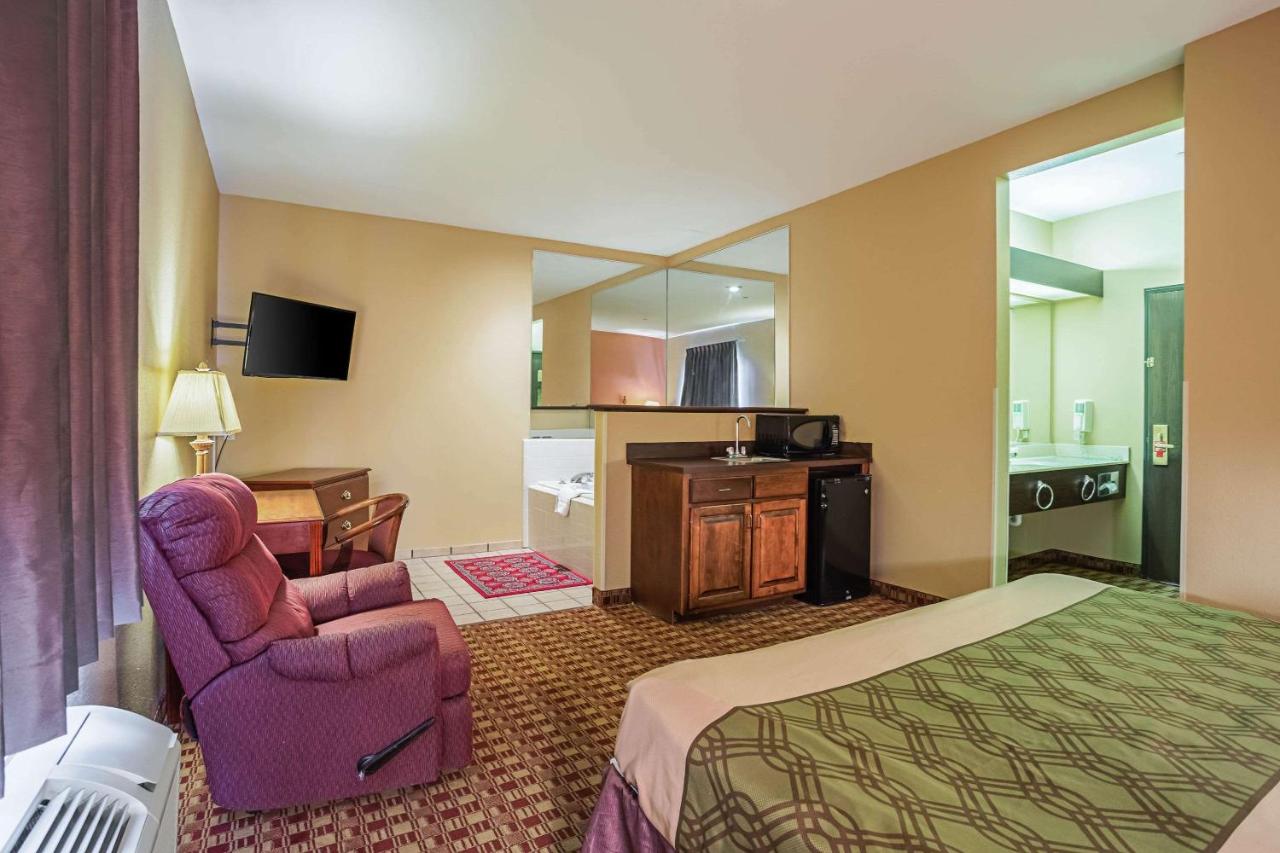 | Econo Lodge Inn & Suites Ripley