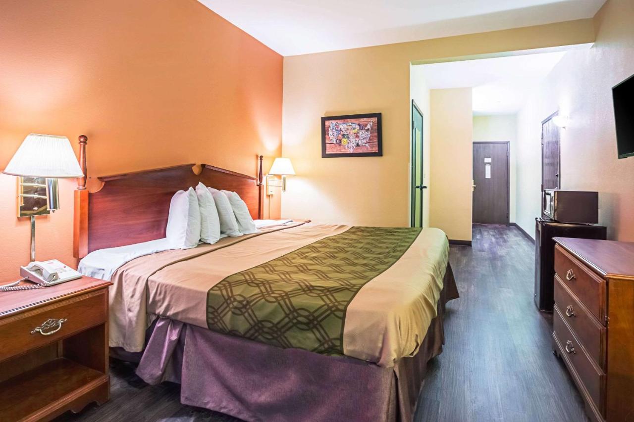  | Econo Lodge Inn & Suites Ripley