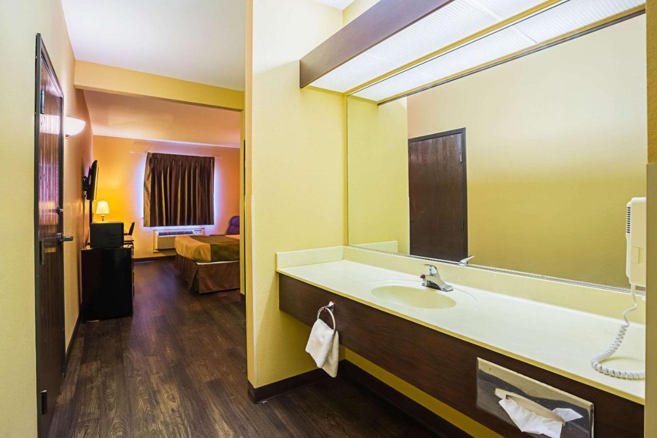 | Econo Lodge Inn & Suites Ripley