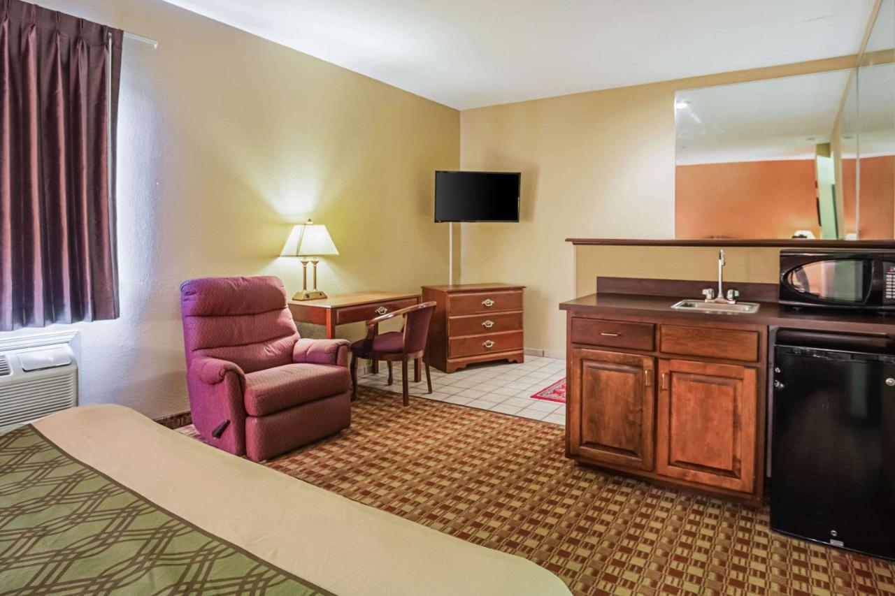 | Econo Lodge Inn & Suites Ripley