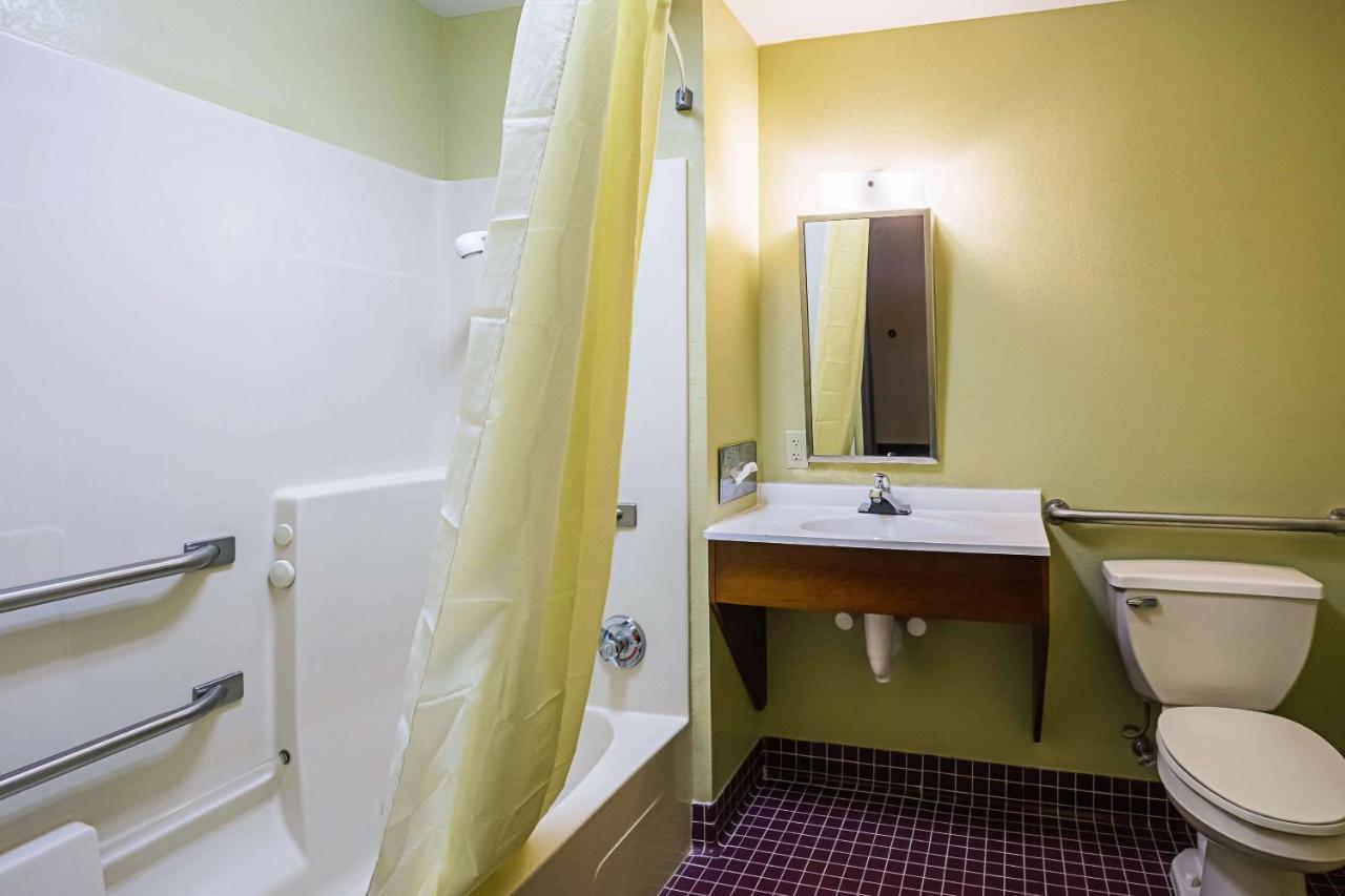 | Econo Lodge Inn & Suites Ripley