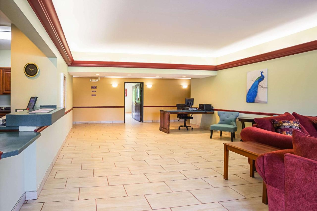 | Econo Lodge Inn & Suites Ripley