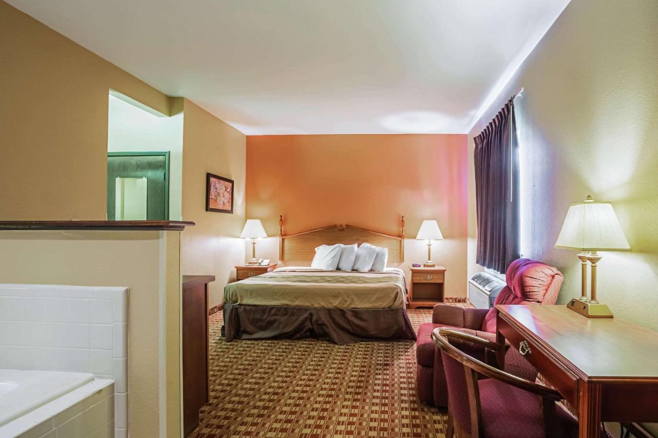 | Econo Lodge Inn & Suites Ripley