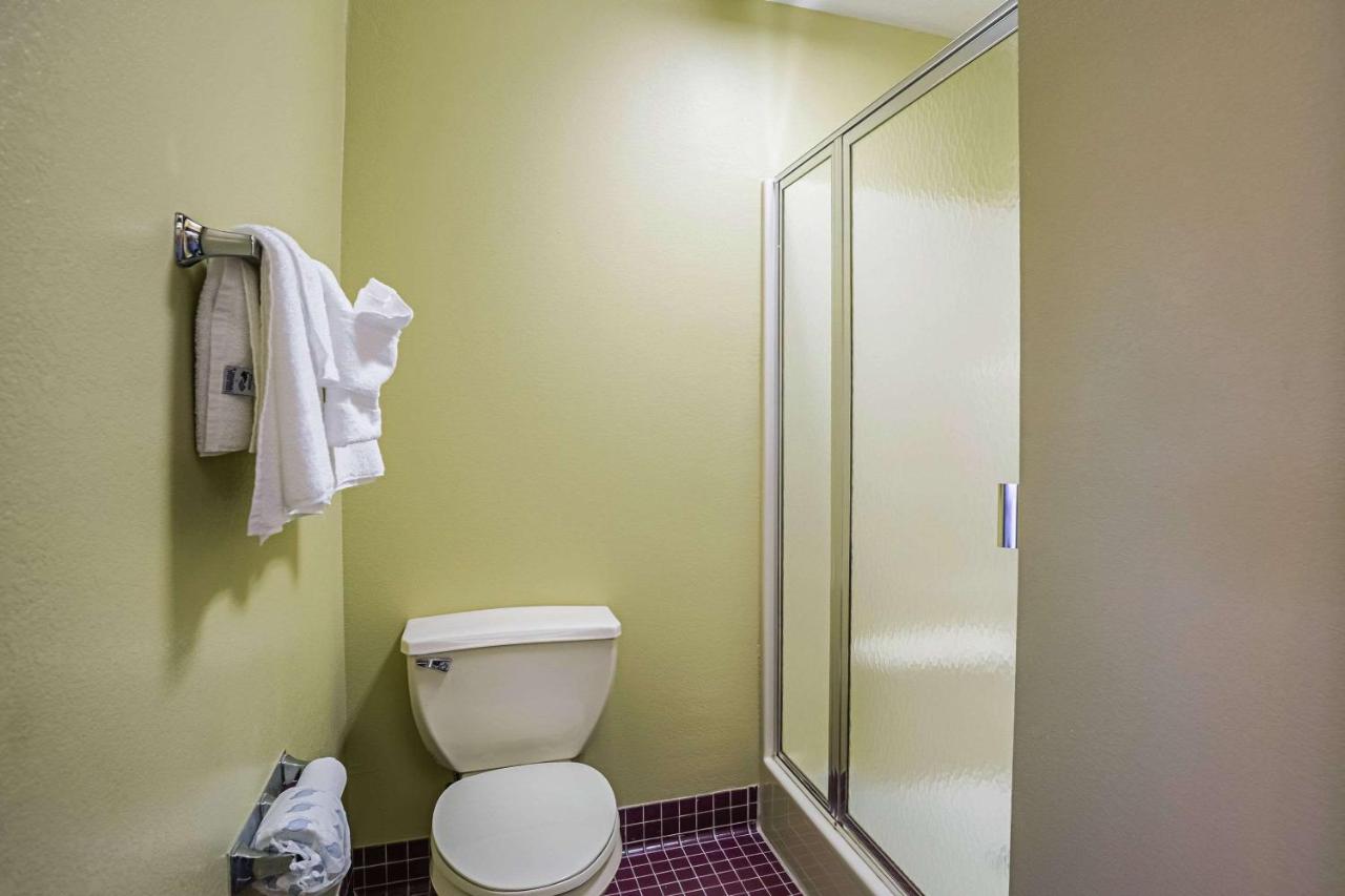 | Econo Lodge Inn & Suites Ripley