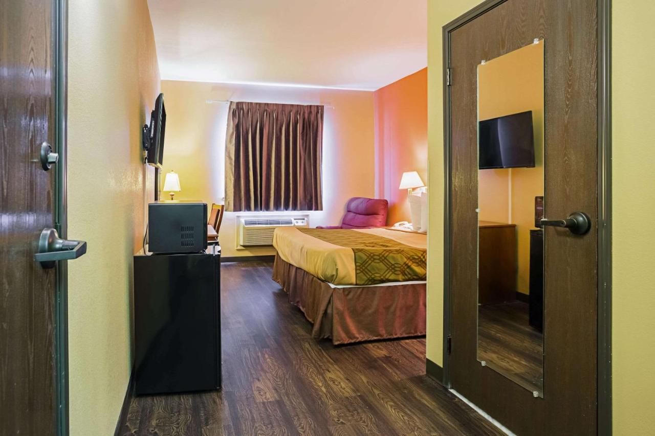 | Econo Lodge Inn & Suites Ripley
