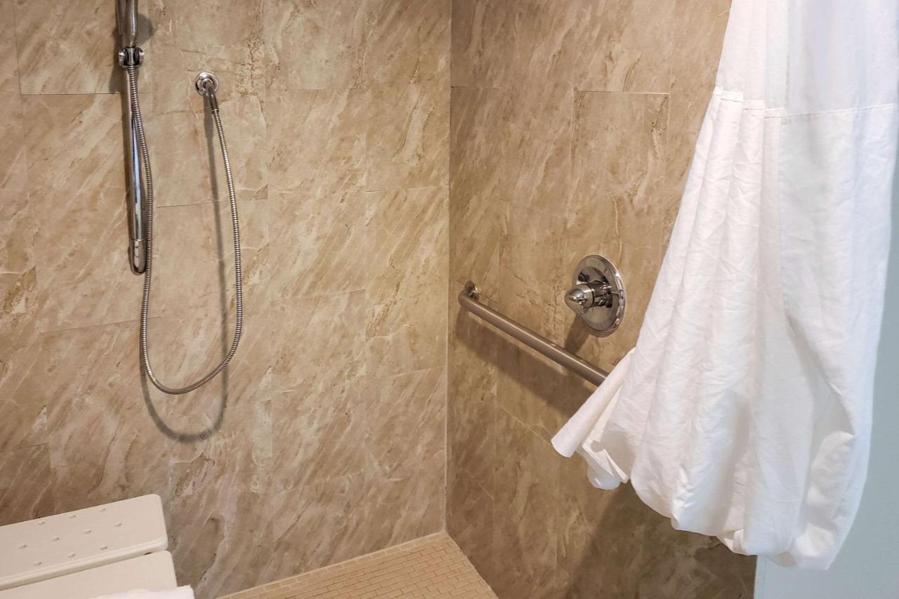 Queen Room with Roll-In Shower- Accessible/Non-Smoking at Quality Inn Airport East