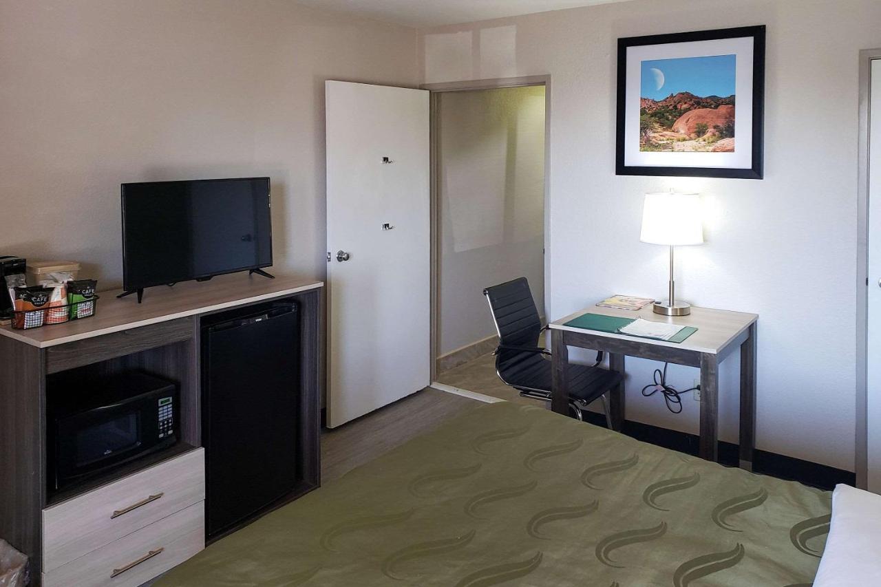 Superior Queen Room at Quality Inn Airport East