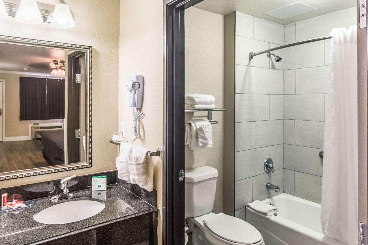 King Room - Non-Smoking at Econo Lodge Inn & Suites Corpus Christi