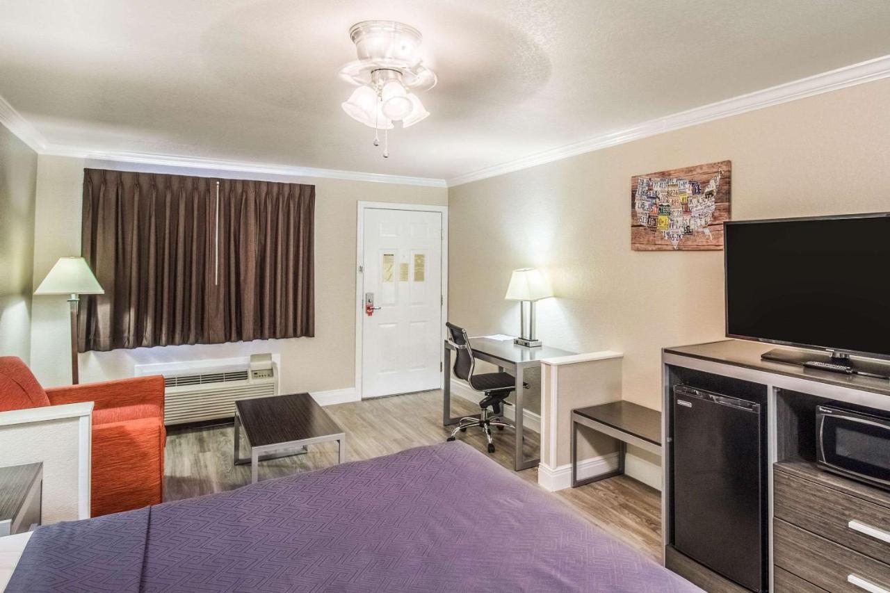 King Room - Non-Smoking at Econo Lodge Inn & Suites Corpus Christi