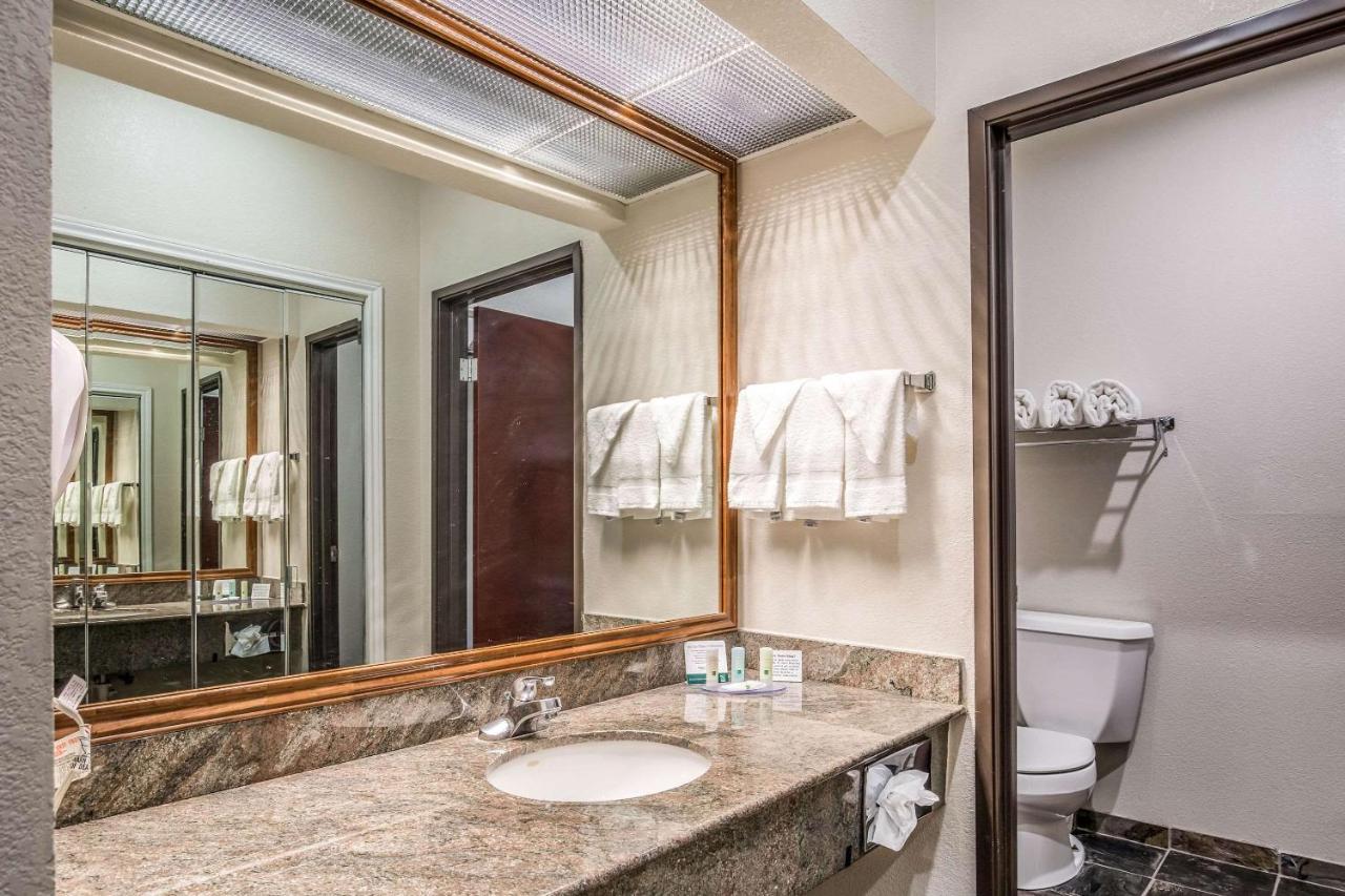 King Suite at Quality Inn & Suites Seabrook - NASA - Kemah