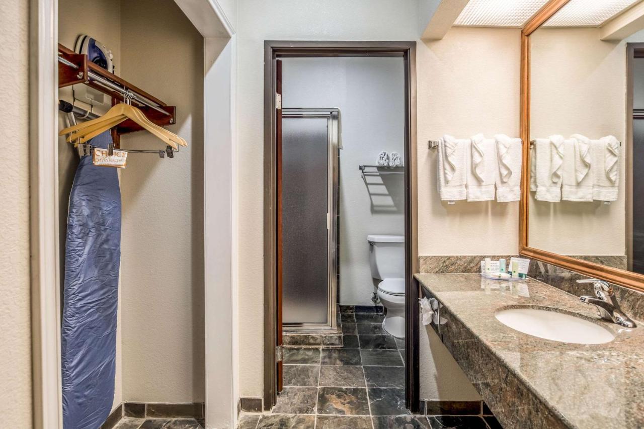 King Suite - Non-Smoking at Quality Inn & Suites Seabrook - NASA - Kemah