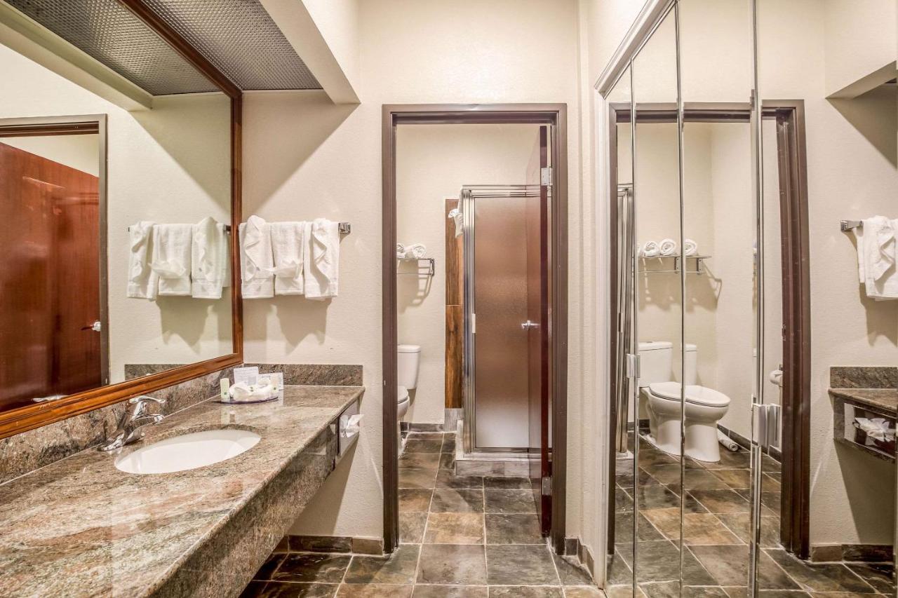 King Suite at Quality Inn & Suites Seabrook - NASA - Kemah