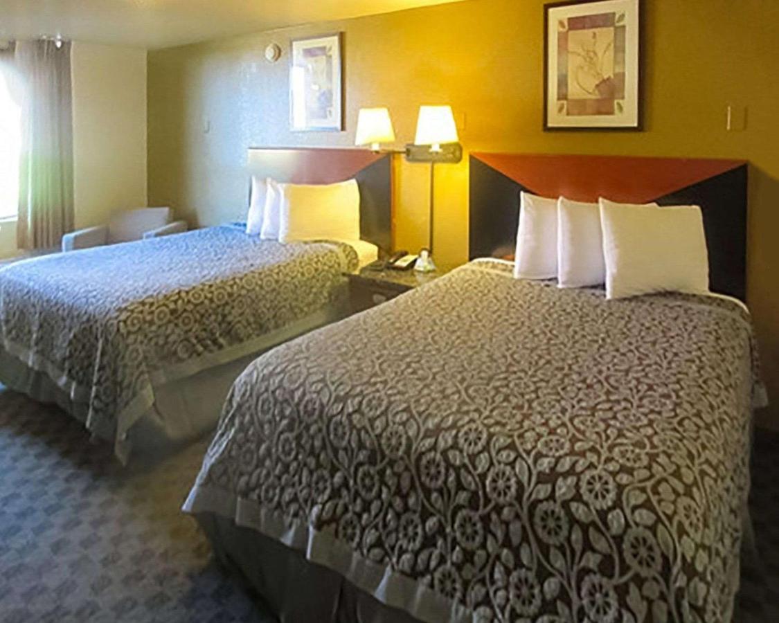 Queen Room with Two Queen Beds - Smoking at Rose City Inn & Suites
