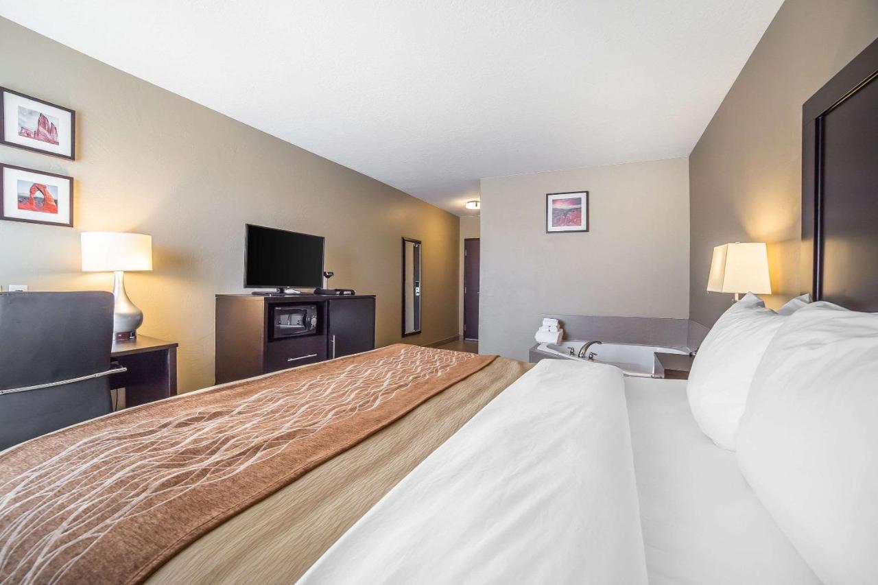 King Suite with Whirlpool - Non-Smoking at Comfort Inn & Suites Vernal - National Monument Area