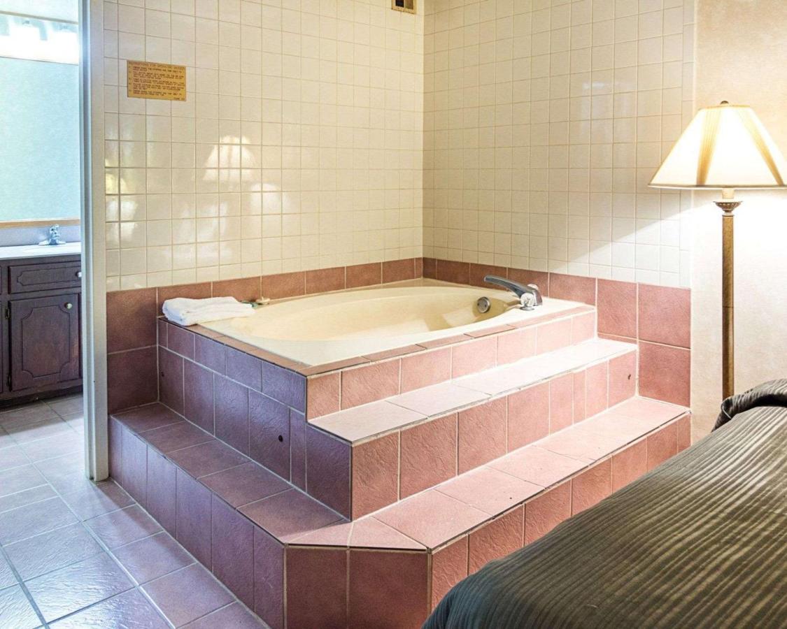 | Quality Inn Petersburg-Fort Lee