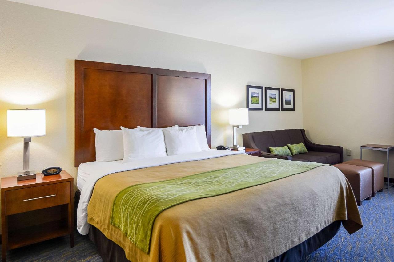 King Suite - Accessible/Non-Smoking at Comfort Inn Woodstock Shenandoah