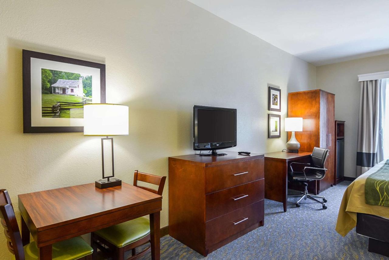 Queen Room with Two Queen Beds at Comfort Inn Woodstock Shenandoah