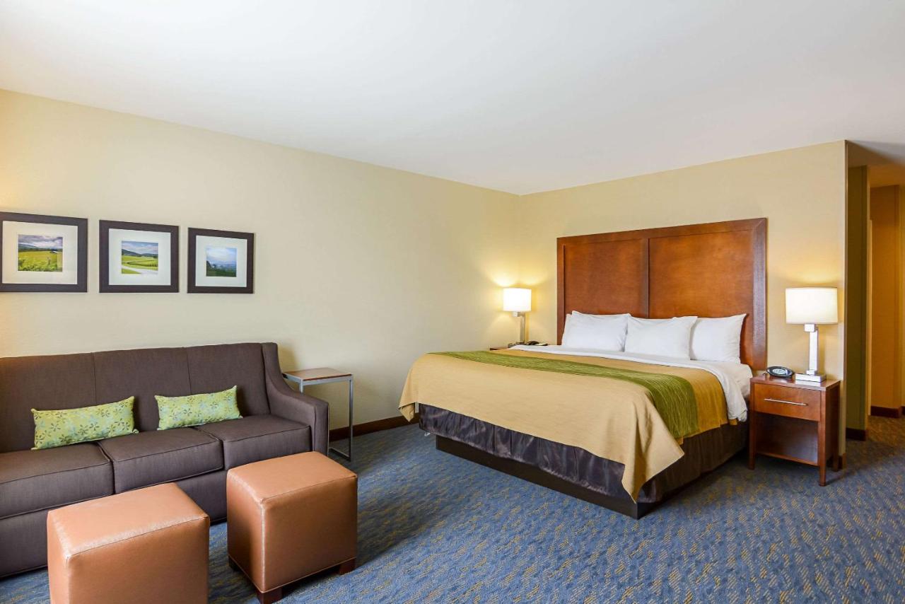 King Suite - Accessible/Non-Smoking at Comfort Inn Woodstock Shenandoah