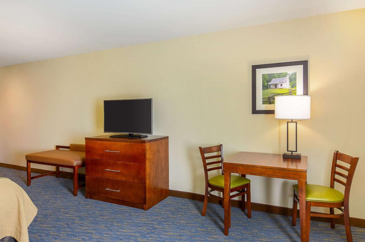 King Suite - Accessible/Non-Smoking at Comfort Inn Woodstock Shenandoah