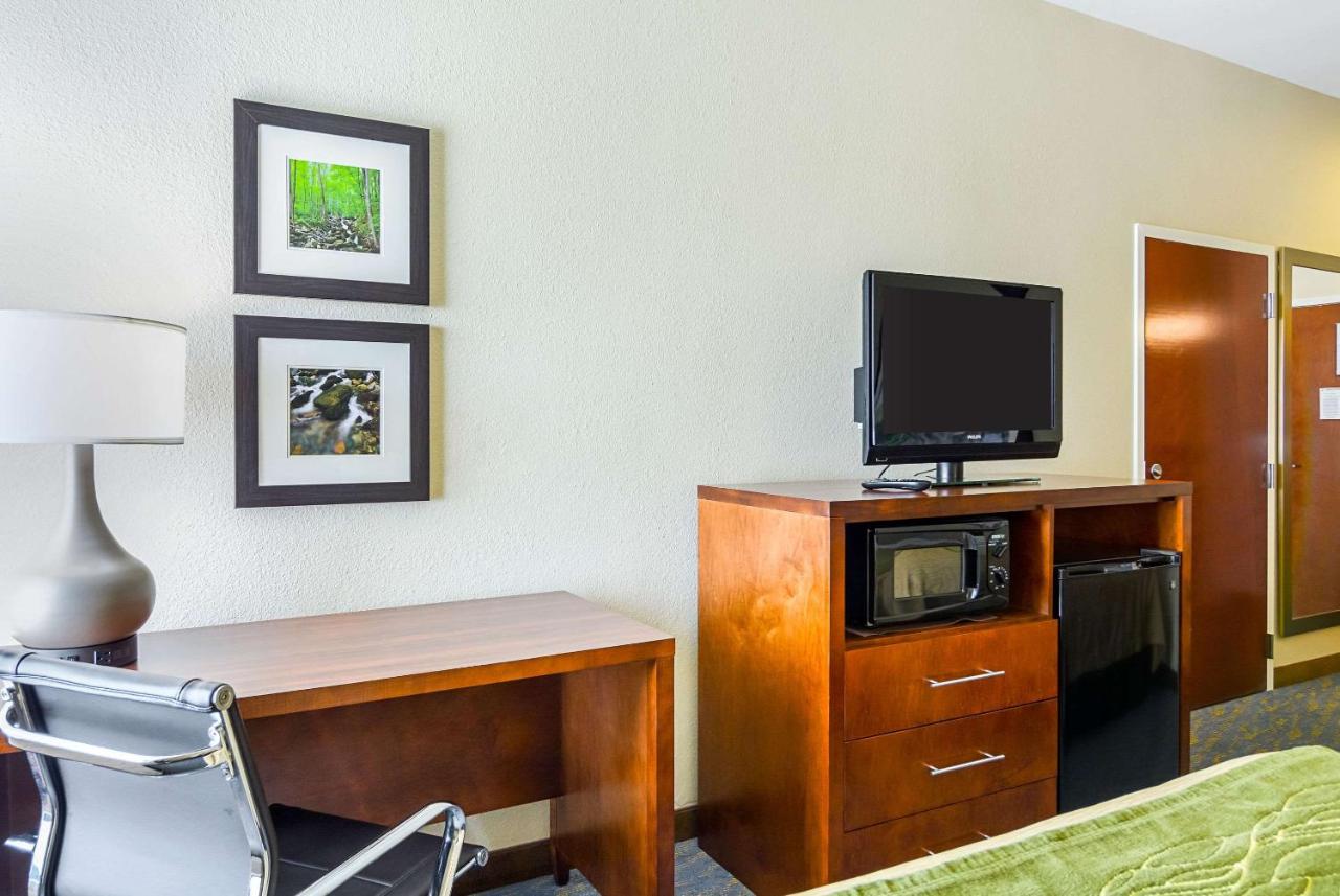 Queen Room with Two Queen Beds at Comfort Inn Woodstock Shenandoah