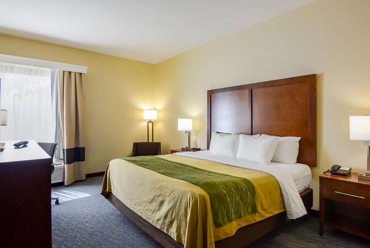 King Room with Roll in Shower - Mobility Accessible/Non-Smoking at Comfort Inn Woodstock Shenandoah