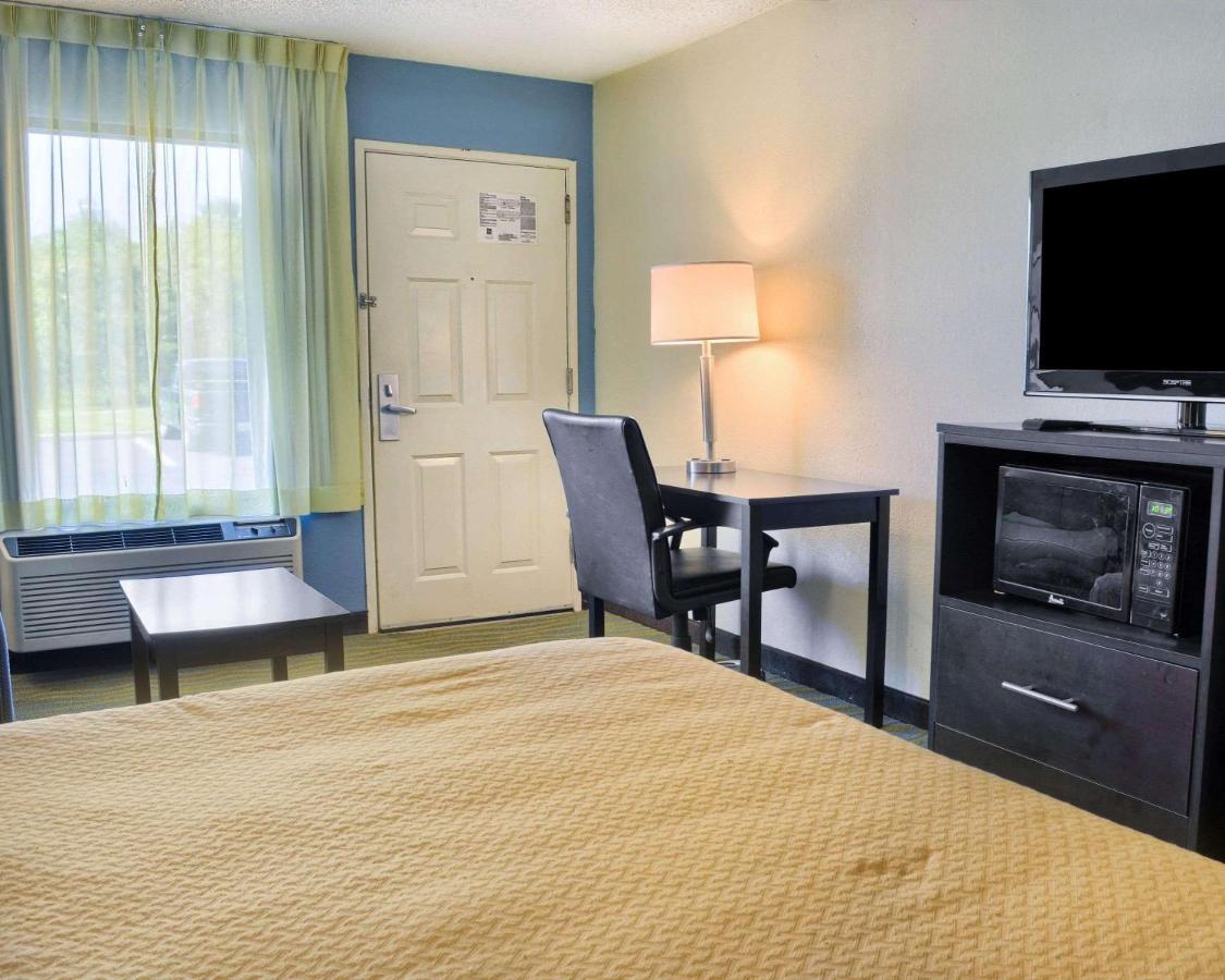 King Room - Smoking at Quality Inn Thornburg