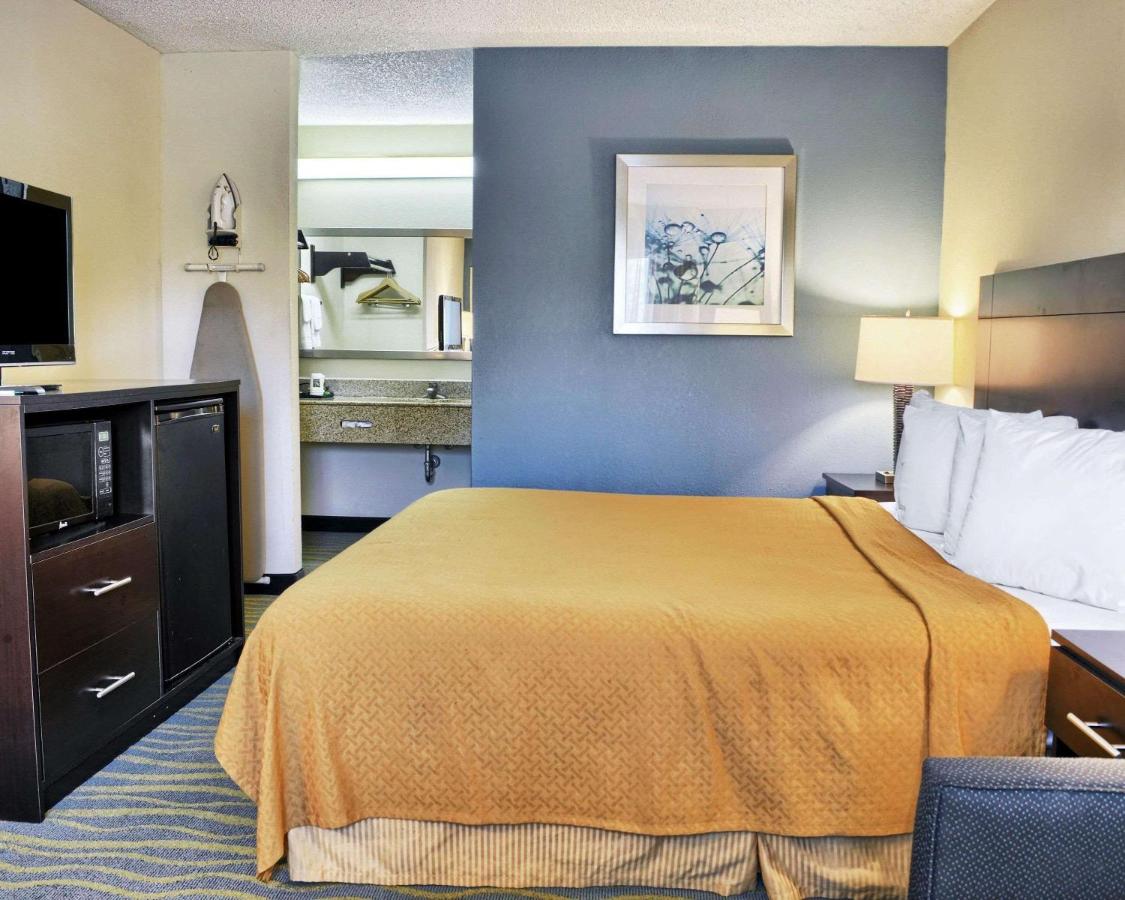 King Room - Smoking at Quality Inn Thornburg