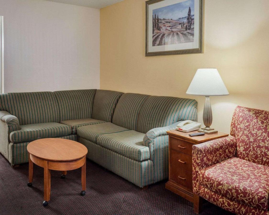 Queen Room with Two Queen Beds - Accessible/Non Smoking at Rodeway Inn Colonial Heights I-95