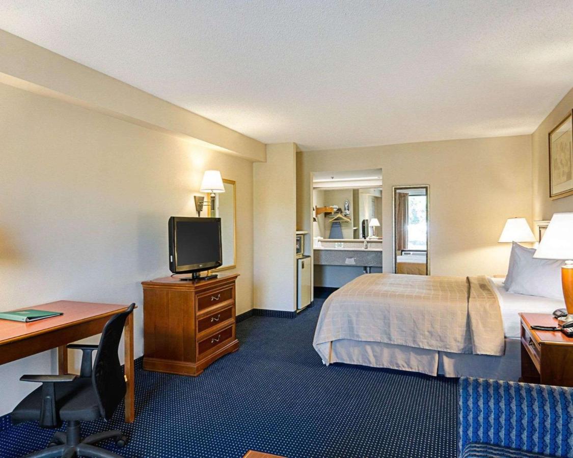Executive King Room, 1 King Bed, Larger Room, Non Smoking at Quality Inn Troutville - Roanoke North