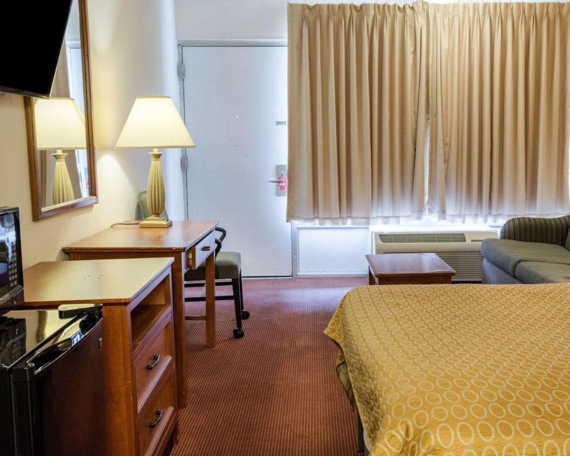 Standard King Room with Sofa Bed - Smoking at Rodeway Inn Colonial Heights I-95