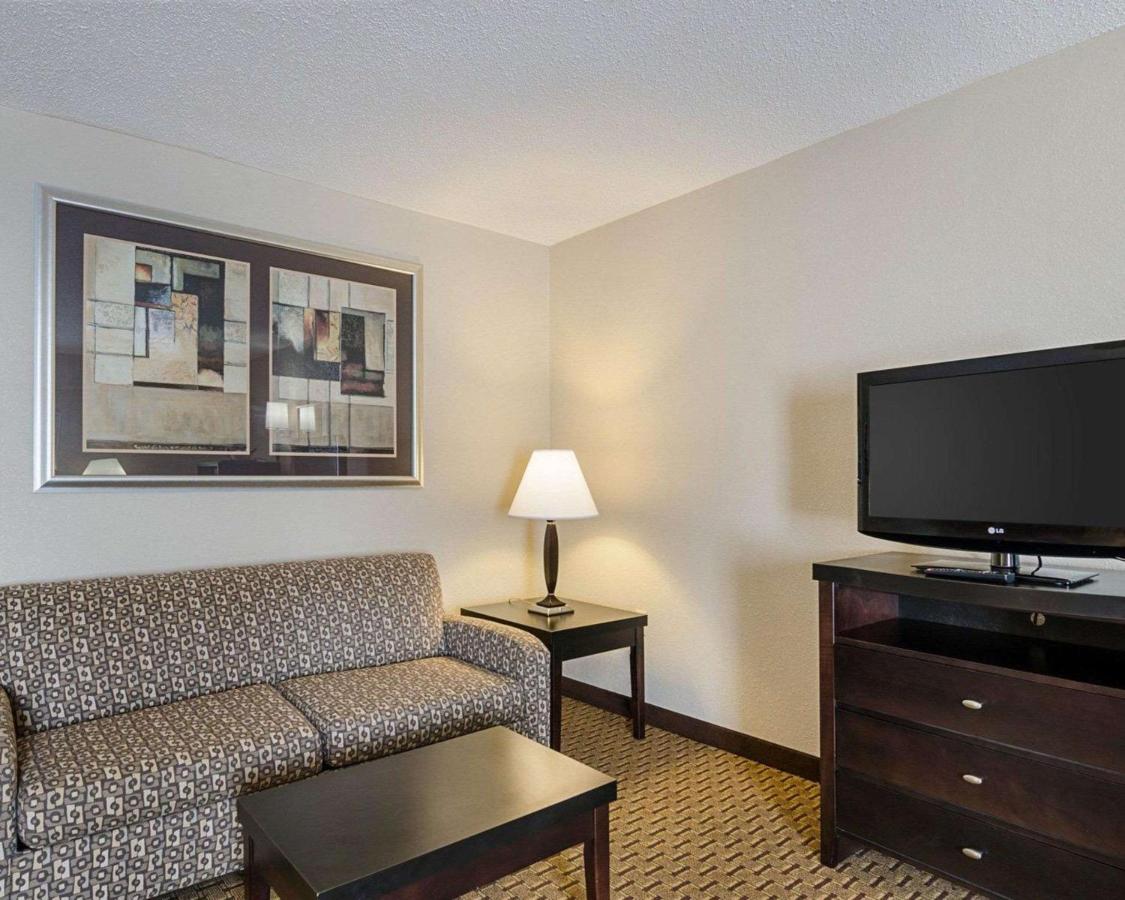 Queen Room with Two Queen Beds - Sofabed/Non-Smoking at Quality Inn Troutville - Roanoke North