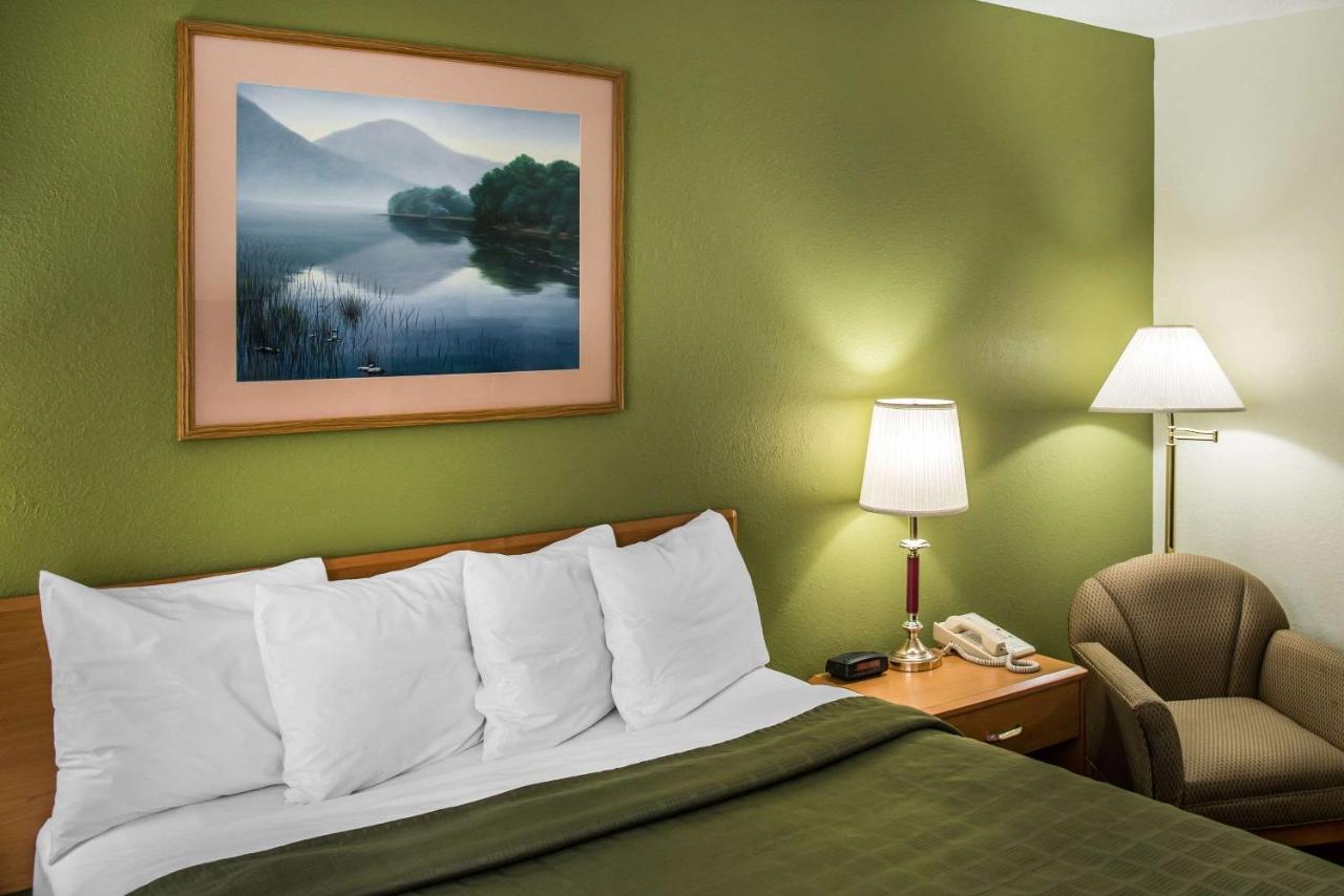 Queen Room - Non-Smoking at Hudson Inn & Suites