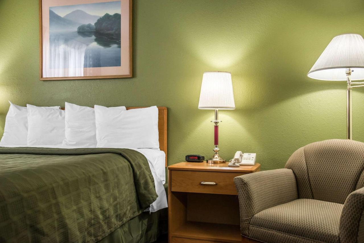 Queen Room - Non-Smoking at Hudson Inn & Suites