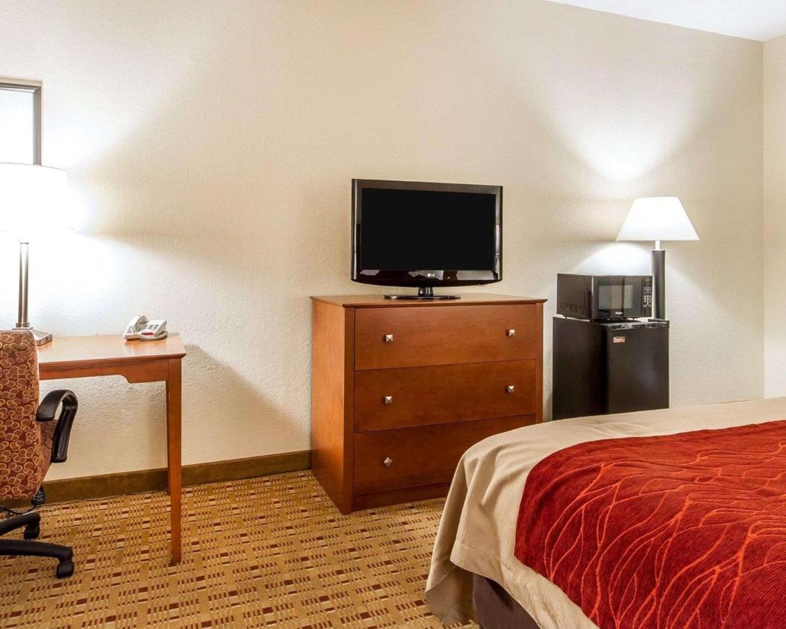 Queen Room - Non-Smoking at Quality Inn & Suites Eau Claire University Area