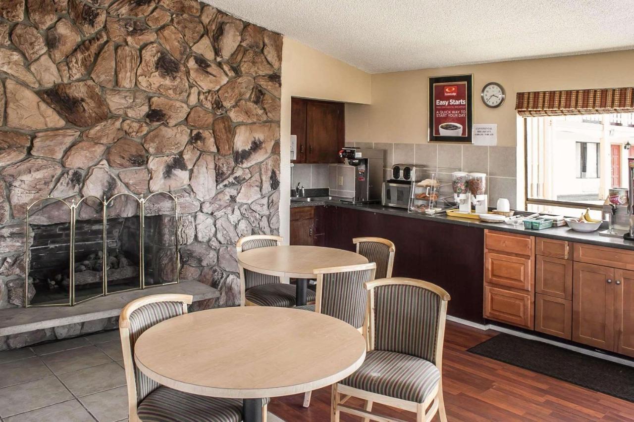 | Econo Lodge Inn & Suites Hoquiam