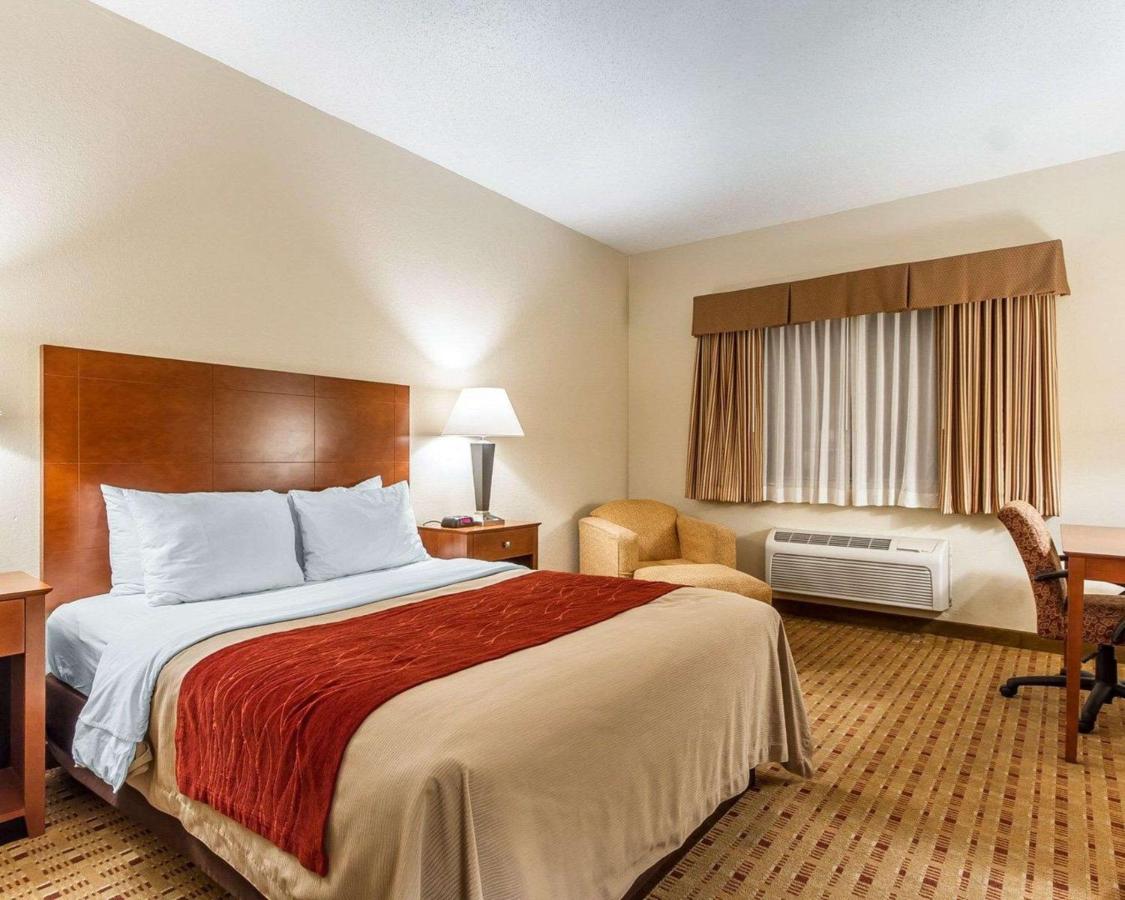 Queen Room - Non-Smoking at Quality Inn & Suites Eau Claire University Area