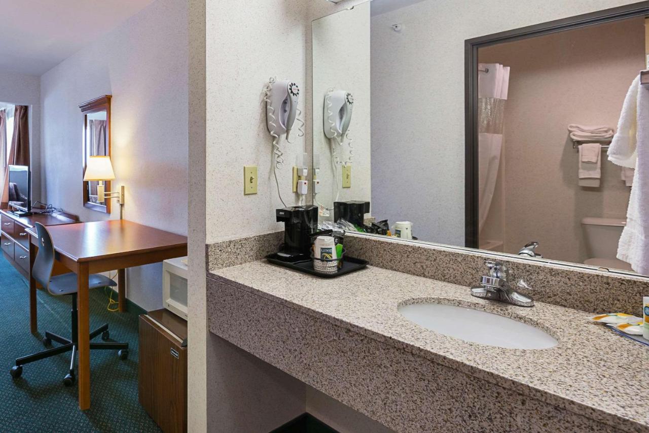 King Suite - Non-Smoking at Quality Inn & Suites Belmont Route 151