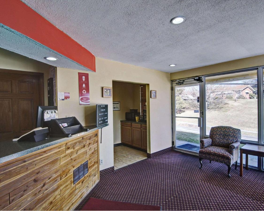 | Econo Lodge Near Bluefield College