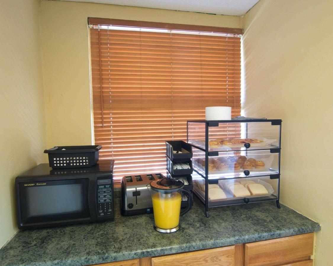 | Econo Lodge Near Bluefield College