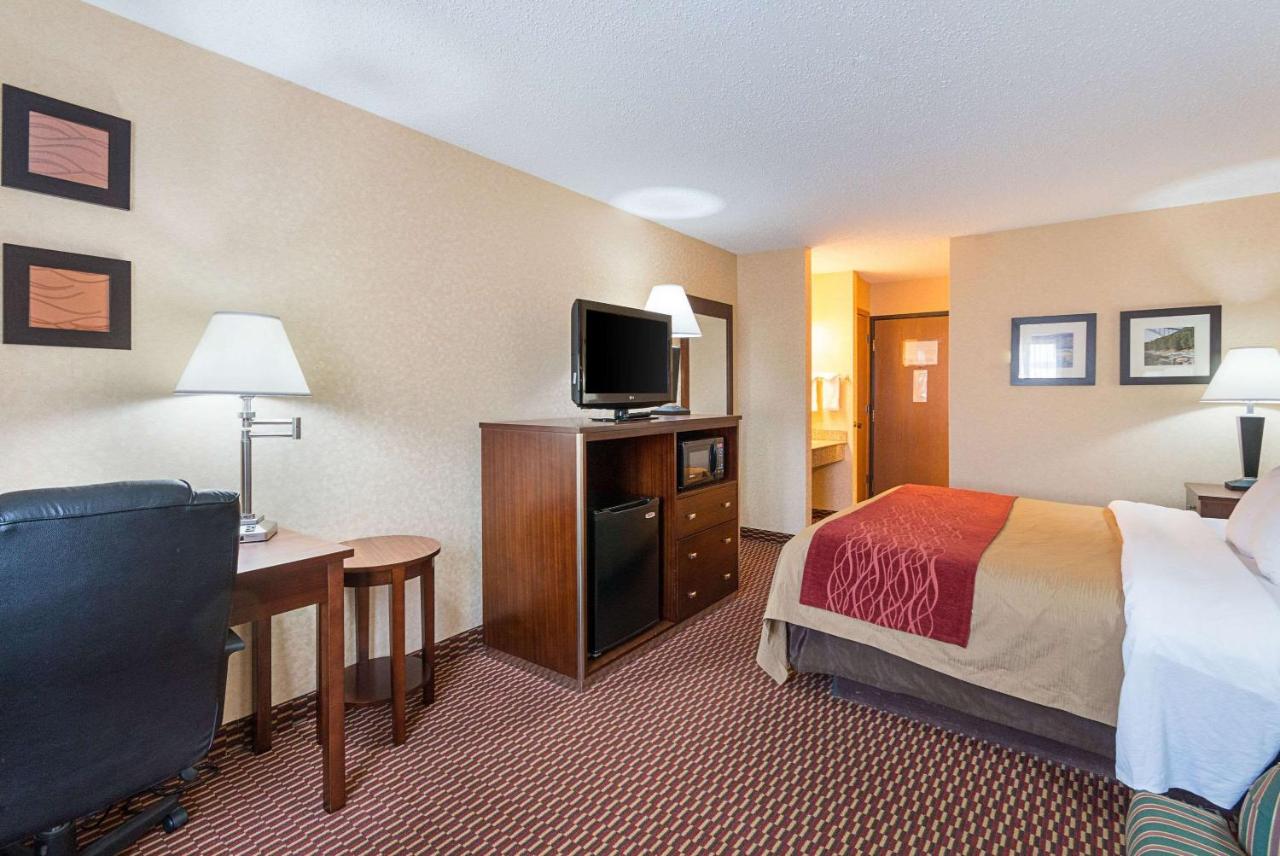 King Room at Quality Inn Parkersburg North - Vienna